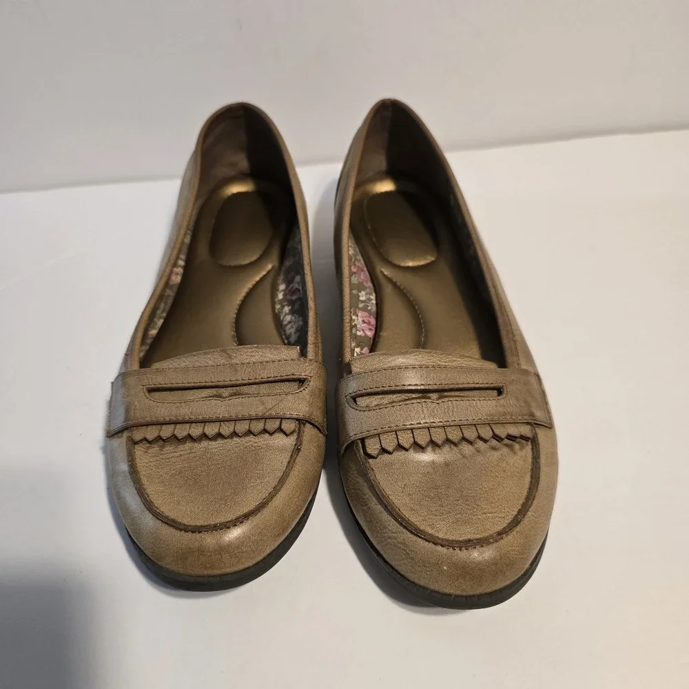 Tan Faux Leather Penny Loafers with Floral Lining and Fringe Detail 7.5‎